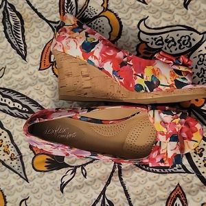Dexflex comfort floral wedges size 7W